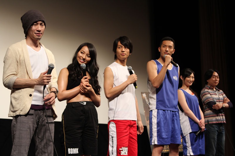 左からタイム涼介、水崎綾女、牧田哲也、鈴之助、武田梨奈、古澤健監督。