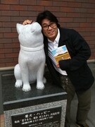 「星守る犬」のハッピー像が完成、村上たかし自ら除幕