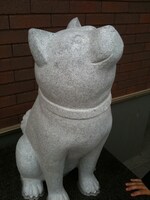 ハッピーが星を見上げる様子が再現されている。