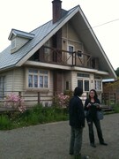 劇中、奥津京介の家として登場するロケセット前にて。2011年いっぱいは維持される予定。