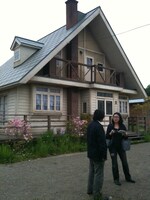 劇中、奥津京介の家として登場するロケセット前にて。2011年いっぱいは維持される予定。