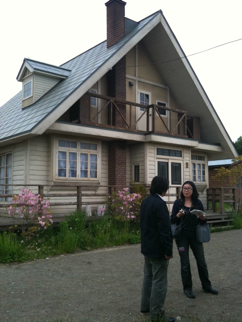 劇中、奥津京介の家として登場するロケセット前にて。2011年いっぱいは維持される予定。
