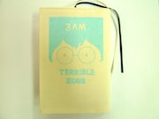 抽選で150名にプレゼントされるブックカバー。デフォルメたまこがあしらわれた愛らしいデザインだ。