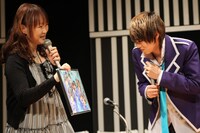 種村有菜（左）と青明寺浦正（右）。(C)種村有菜/集英社