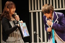 種村有菜（左）と青明寺浦正（右）。(C)種村有菜/集英社