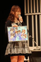 イラストを見せる有菜っち。(C)種村有菜/集英社