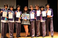 種村有菜（中央）と腐男塾のメンバー。(C)種村有菜/集英社