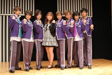 種村有菜（中央）と腐男塾のメンバー。