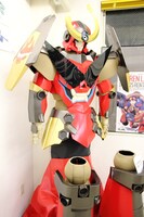 「グレンラガン展」で飾られている「グレンラガン」の着ぐるみ。(C)ガイナックス・中島かずき/劇場版グレンラガン製作委員会