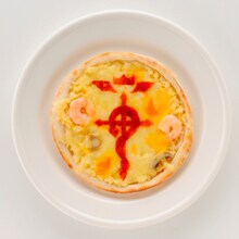 フラメルの紋章ピザ (C)荒川弘／HAGAREN THE MOVIE 2011 (C)荒川弘/鋼の錬金術師製作委員会・MBS