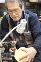 「ルフィの麦わら～海賊の高みへ～」は、創業明治13年の老舗「田中帽子店」5代目が1点1点手作り。