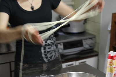 麺打ちに挑戦する森薫。