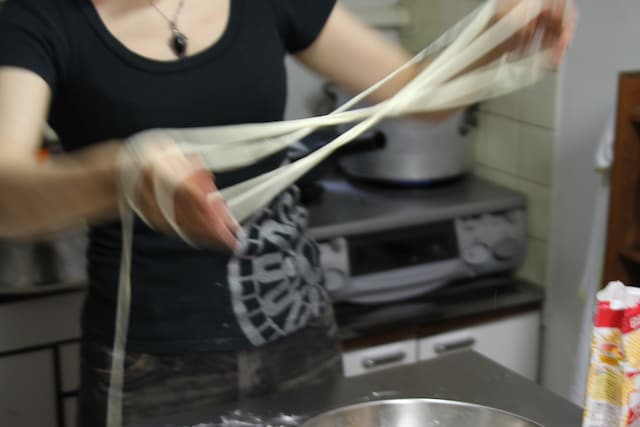 麺打ちに挑戦する森薫。