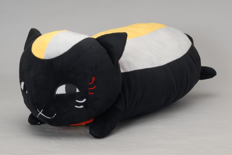 黒ニャンコの抱き枕も登場。