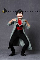 ホットトイズの「コミック・マスターピース」シリーズから発売される「1/6スケールフィギュア 冴羽獠」。写真はもっこり顔で、冴子のレースブラを持たせた様子。(C)北条司/NSP 1985　版権許諾証AA-400