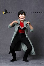 ホットトイズの「コミック・マスターピース」シリーズから発売される「1/6スケールフィギュア 冴羽獠」。写真はもっこり顔で、冴子のレースブラを持たせた様子。(C)北条司/NSP 1985　版権許諾証AA-400
