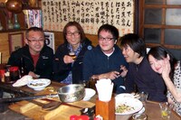 「Musicomix」の歌詞カードに収録される写真。実物はモノクロ掲載となる。写真左から岩谷テンホー、和泉晴紀、江口寿史、おおひなたごう、山崎紗也夏。