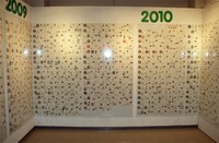 2階の日めくり展示スペース。10年分の日めくりがずらりと並ぶ。