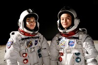 スペースシャトルに搭載した映画「宇宙兄弟」の写真。(c)2012「宇宙兄弟」製作委員会