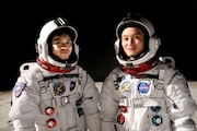 スペースシャトルに搭載した映画「宇宙兄弟」の写真。(c)2012「宇宙兄弟」製作委員会