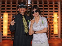 亜樹直名義で活動する樹林伸、樹林ゆう子。