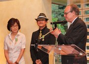 叙勲される亜樹直。