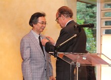 叙勲される谷口ジロー。