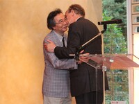 大臣の祝福を受ける谷口ジロー。