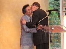 大臣の祝福を受ける谷口ジロー。