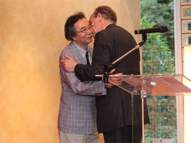 大臣の祝福を受ける谷口ジロー。