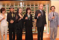 乾杯する受勲者たち。写真左から樹林ゆう子、樹林伸、レイコ・クルック、岸恵子、フレデリック・ミッテラン、谷口ジロー。