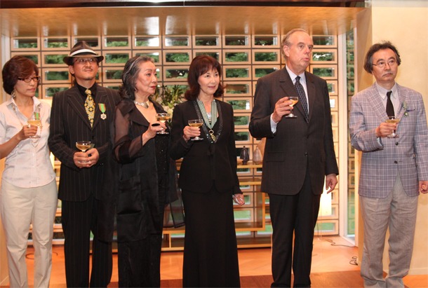 乾杯する受勲者たち。写真左から樹林ゆう子、樹林伸、レイコ・クルック、岸恵子、フレデリック・ミッテラン、谷口ジロー。