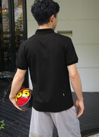 ゾロをイメージした「ONE PIECE FOOTBALL LINEポロシャツ」のブラックを着用した様子。(C)尾田栄一郎／集英社・フジテレビ・東映アニメーション