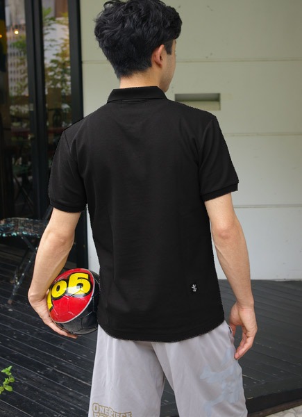 ゾロをイメージした「ONE PIECE FOOTBALL LINEポロシャツ」のブラックを着用した様子。(C)尾田栄一郎／集英社・フジテレビ・東映アニメーション