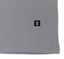 チョッパーをイメージした「ONE PIECE FOOTBALL LINEポロシャツ」のグレー。(C)尾田栄一郎／集英社・フジテレビ・東映アニメーション