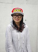 コラボキャップをかぶった様子。ボストンタイプのメガネを着用した女性だと、ばっちりハマる。