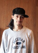 ブラックのコラボキャップを男性がかぶった様子。