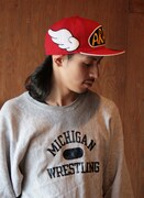 男性がコラボキャップをかぶった様子。ほよよ。