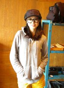 ブラックのコラボキャップを女性がかぶった様子。