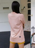 ナミをイメージした「ONE PIECE FOOTBALL LINEポロシャツ」のピンクを着用した様子。背面にはタグが縫い付けられている。(C)尾田栄一郎／集英社・フジテレビ・東映アニメーション