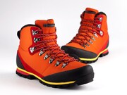 「カラサワオムニテック」の新色「インテンスオレンジ」。涸沢の夕日をイメージしたカラーリングになっている。