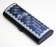 「武蔵野線の姉妹メガネケース パンドラ」のカラーはネイビーになる。(C)2011 Yukiwo / Flex Comix Inc.