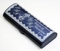 「武蔵野線の姉妹メガネケース パンドラ」のカラーはネイビーになる。(C)2011 Yukiwo / Flex Comix Inc.