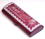 「武蔵野線の姉妹メガネケース ラン」のカラーはワインレッドになる。(C)2011 Yukiwo / Flex Comix Inc.