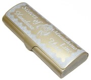 「武蔵野線の姉妹メガネケース 由良」のカラーはゴールドになる。(C)2011 Yukiwo / Flex Comix Inc.