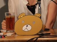 当初コンドウは顔を隠して参戦するつもりだったが、お面をつけると息ができないことが発覚。写真のお面は、最後に観客にプレゼントされた。