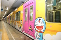 「F-Train」の外装には藤子・F・不二雄の様々なキャラクターがあしらわれている。