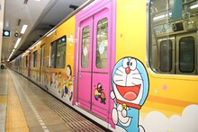 「F-Train」の外装には藤子・F・不二雄の様々なキャラクターがあしらわれている。