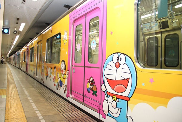 「F-Train」の外装には藤子・F・不二雄の様々なキャラクターがあしらわれている。