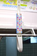 代表作のアイコンが散りばめられた吊り革。